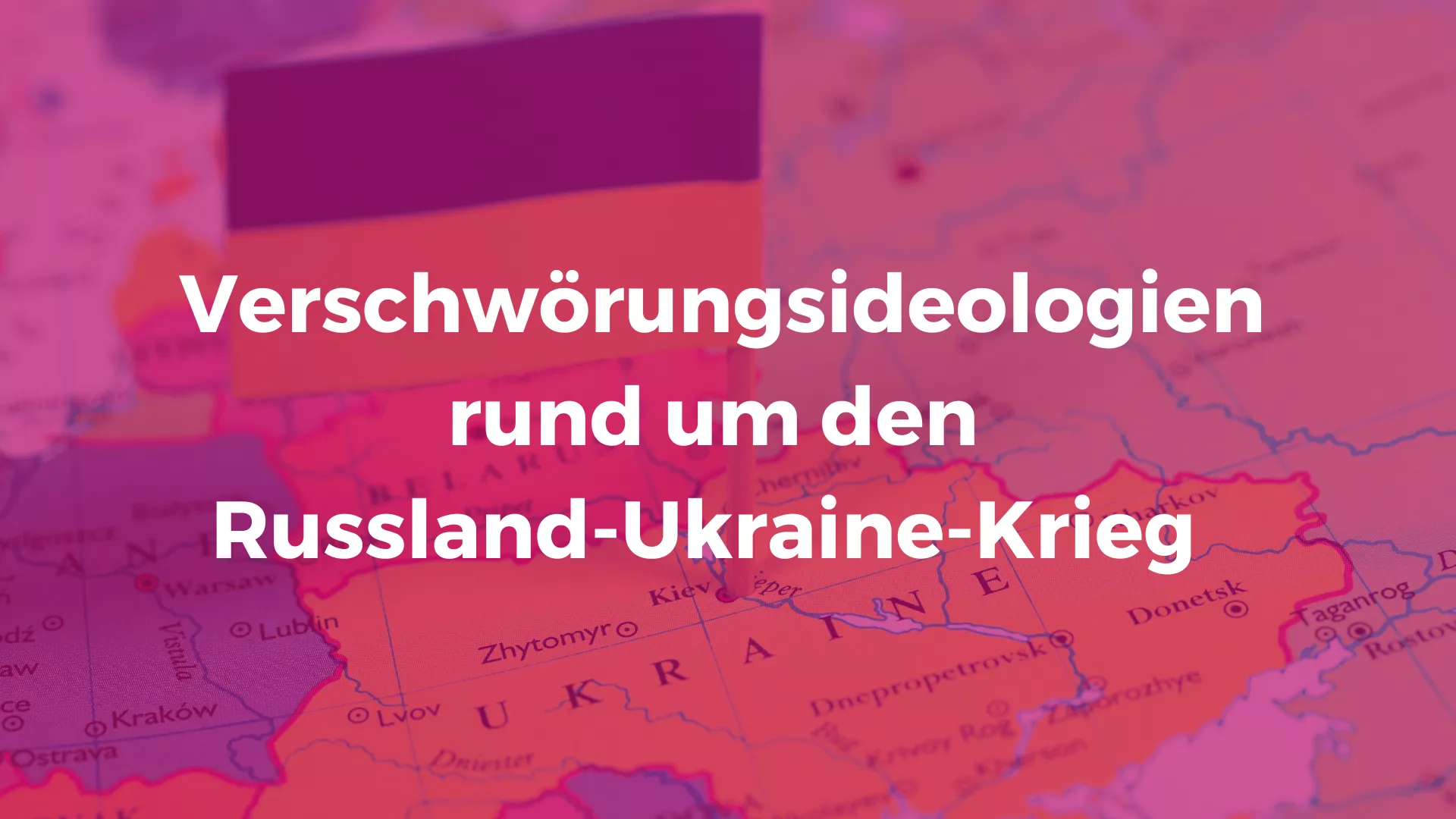 Verschwörungsideologien rund um den Russland-Ukraine-Krieg. Hinter blassem pinken Overlay sieht man eine Karte der Ukraine mit einer Stecknadel darin steckend, an der die ukrainische Fahne ist