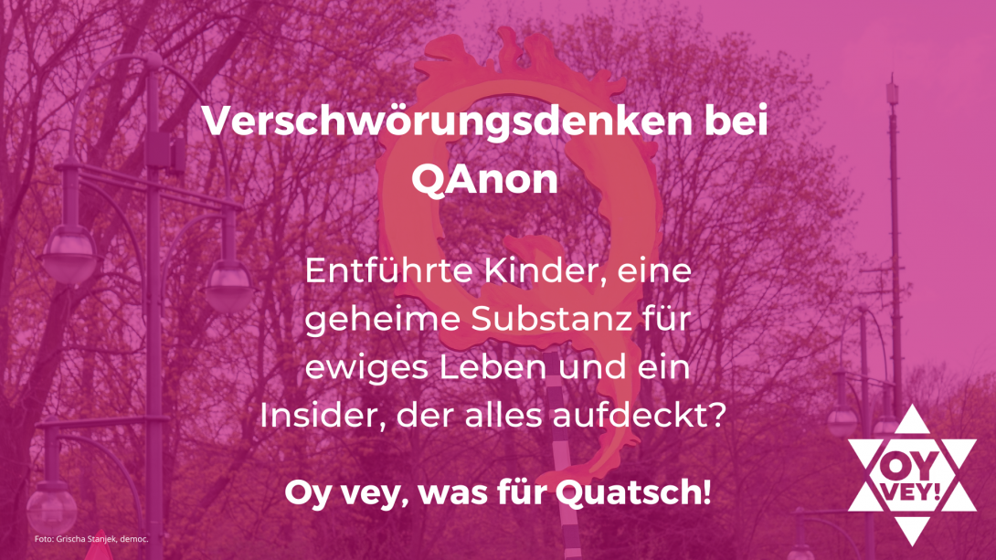 Brennendes Q auf Querdenkerdemo. Text: Verschwörungstheorien bei QAnon. Entführte Kinder, eine geheime Substanz für ewiges Leben und ein Insider, der alles aufdeckt? Oy vey, was für Quatsch!