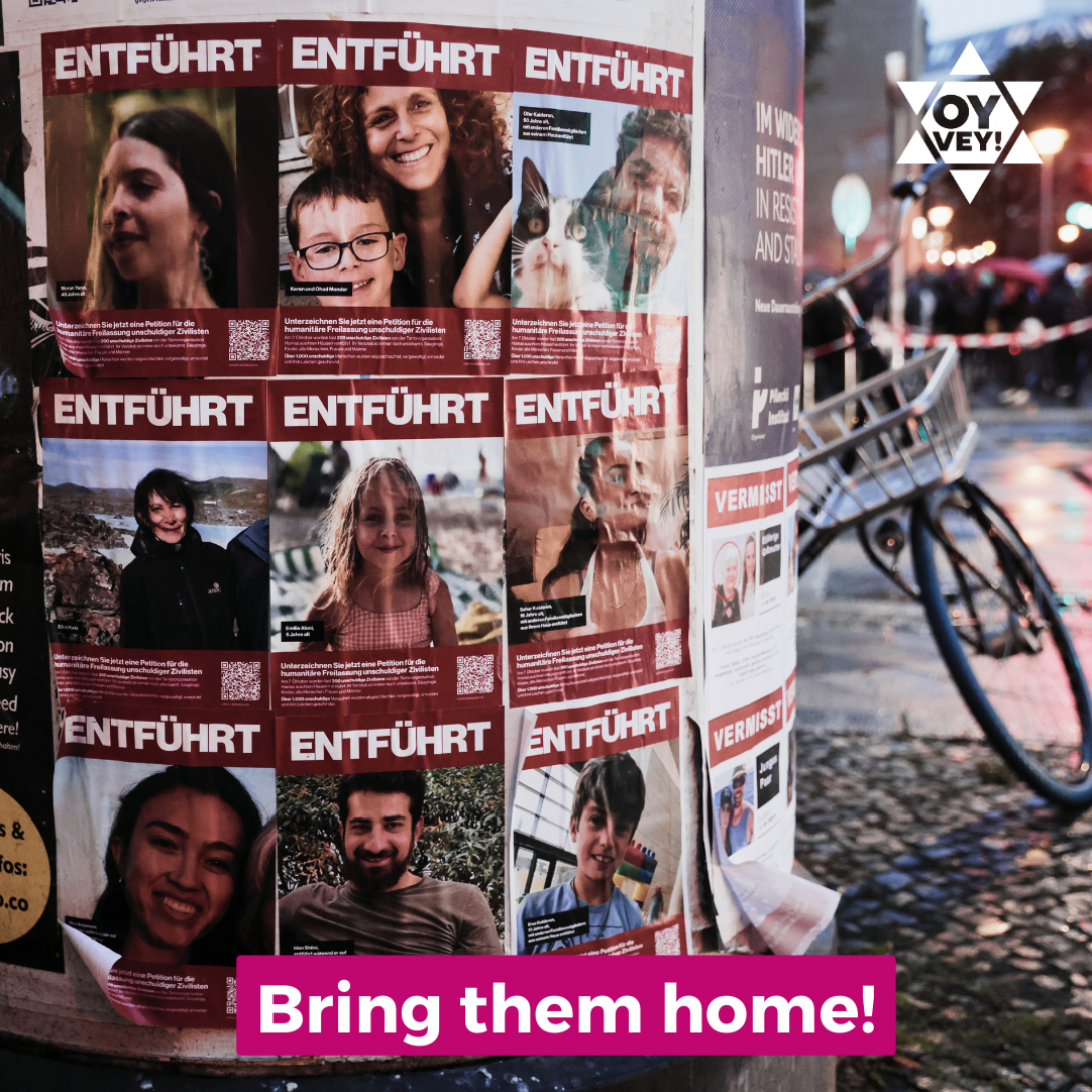 Bild mit Plakaten der von der Hamas am 7. Oktober 2023 entführten Geiseln darunter der Aufruf "Bring them home!"